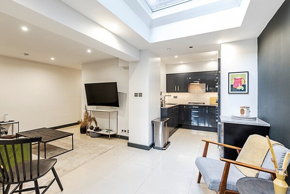Lejlighed (Stylish Shepherd's Bush Flat with Pat) | Stue | Tv