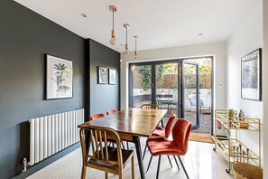 Leilighet (Stylish Shepherd's Bush Flat with Pat) | Oppholdsrom