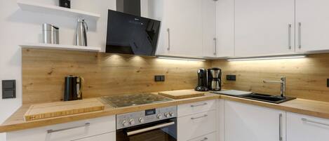 Réfrigérateur, four à micro-ondes, un four, surface de cuisson