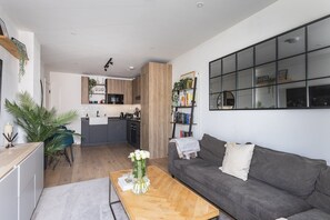 Living room - Stylish Hackney Wick Apartment With Terrace (London)