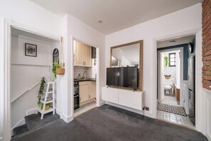 House (Cosy Mews Flat Near Little Venice) | Living room