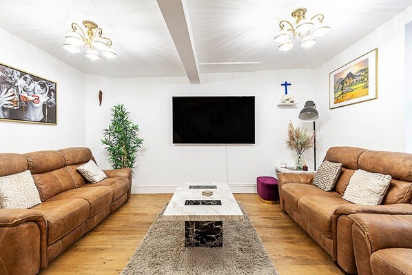 House (Spacious 4-Bed House near Liverpool S) | Living room