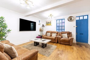 House (Spacious 4-Bed House near Liverpool S) | Living room