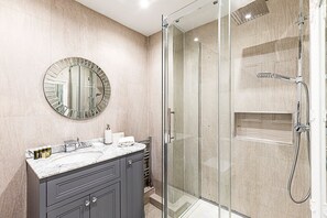 Huis (Spacious 4-Bed House near Liverpool S) | Badkamer