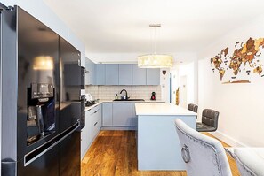 House (Spacious 4-Bed House near Liverpool S) | Private kitchen