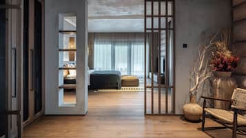 Suite Signature, 1 cama de matrimonio grande, accesible para personas con discapacidad (Lakefront) | Ropa de cama de alta calidad, colchones viscoelásticos, minibar
