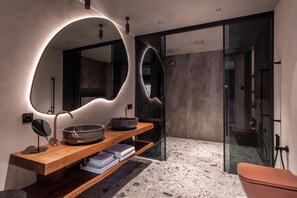 Suíte com design assinado, 1 cama King, acessível, ao lado do lago (Lakefront) | Banheiro | Produtos de toalete grátis, secador de cabelo, chinelos 