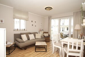 TV, stereo - Vacation apartment in Göhren with free use of the swimming pool in Sellin - Villa Karola (Göhren (Ostseebad))