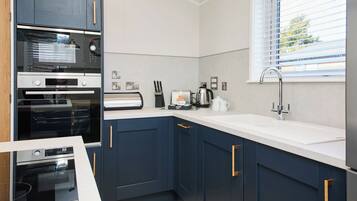 Réfrigérateur, four, plaque de cuisson, grille-pain