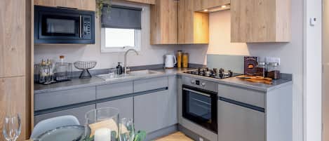 Een koelkast, een oven, een kookplaat, een broodrooster