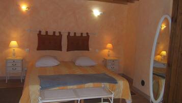 3 bedrooms, iron/ironing board, WiFi, bed sheets