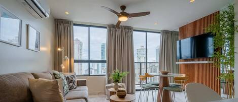 Una televisión, una oficina