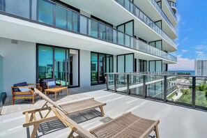 Terrace/patio - Terrace Oasis | Big Outdoor 1BR with Pool & Gym (Miami Beach)
