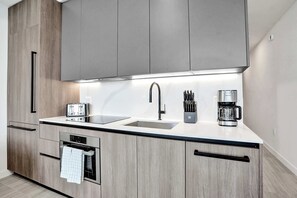 Réfrigérateur, micro-ondes, four, plaque de cuisson