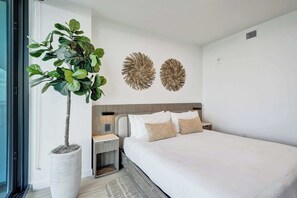 3 bedrooms, iron/ironing board, travel crib, WiFi - 10th Floor Luxury 3BR | Balcony Views + Pool & Gym (Miami Beach)