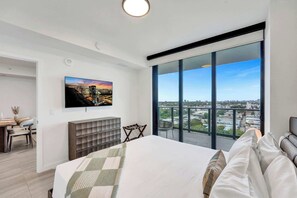 2 bedrooms, iron/ironing board, travel cot, WiFi - Elegant 2BR/1BA Retreat w/ Ocean Breezes - 72 Park (Miami Beach)