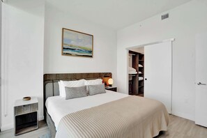 2 bedrooms, iron/ironing board, travel cot, WiFi - Modern Living –2BR/1BA Condo at 72 Park High Floor (Miami Beach)