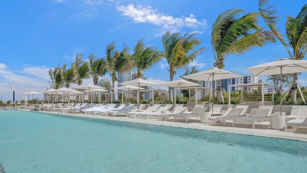 Pool - Chic 2BR/2BA, 19th Floor | Steps to the Beach (Miami Beach)