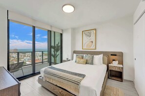 2 bedrooms, iron/ironing board, travel cot, WiFi - 22nd Floor Penthouse: Bright 2BR Condo Miami Beach (Miami Beach)