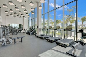 Fitness facility - NEW Spacious Penthouse 3BR/2BA Condo w/ Pool, Walk to Beach (Miami Beach)