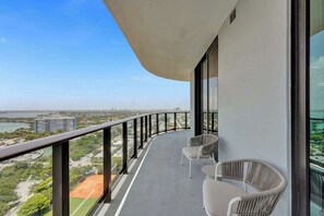 Property grounds - NEW Spacious Penthouse 3BR/2BA Condo w/ Pool, Walk to Beach (Miami Beach)