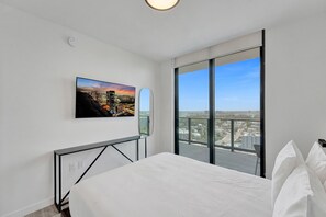 3 bedrooms, iron/ironing board, travel crib, WiFi - NEW Spacious Penthouse 3BR/2BA Condo w/ Pool, Walk to Beach (Miami Beach)