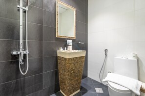 Shower, towels, soap, shampoo - Studio Near Dubai Butterfly Garden – by Deluxe Holiday Homes (Dubai)