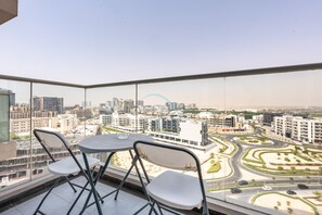 Outdoor dining - Studio Near Dubai Butterfly Garden – by Deluxe Holiday Homes (Dubai)