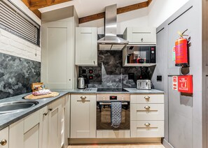 Fridge, oven, stovetop, dishwasher