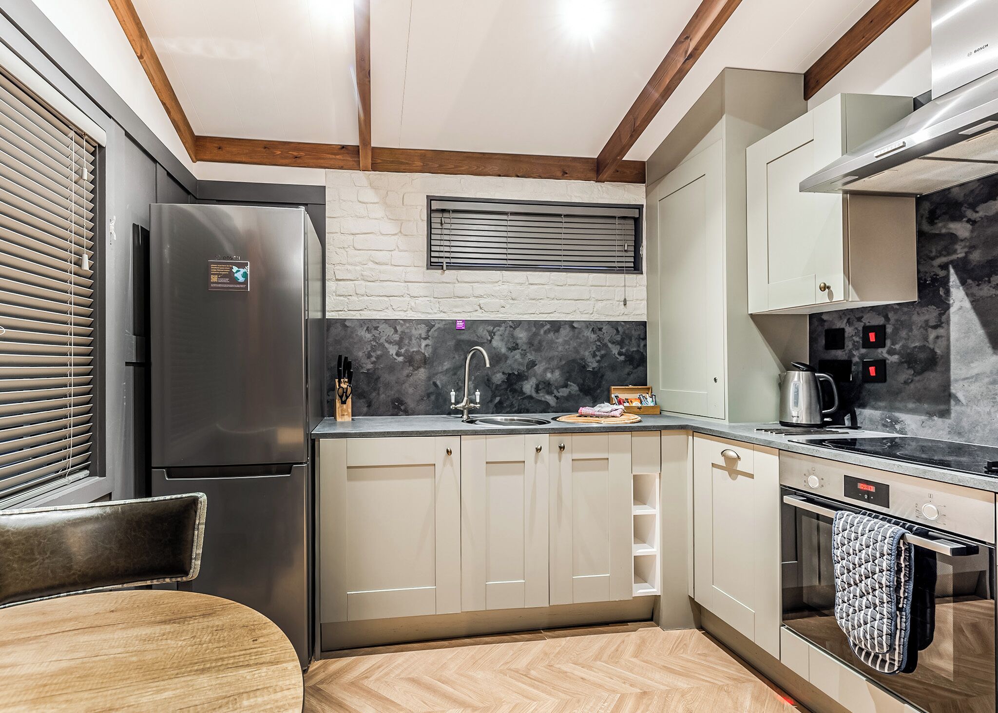 Frigorífico, horno, placa de cocina y lavavajillas
