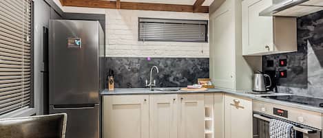 Frigorifero, forno, piano cottura, lavastoviglie