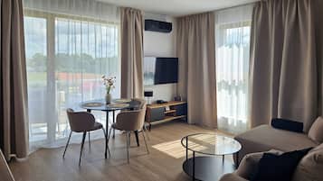 Appartement Supérieur, balcon | Coin séjour | TV connectée de 50 pouces avec chaßnes par cùble