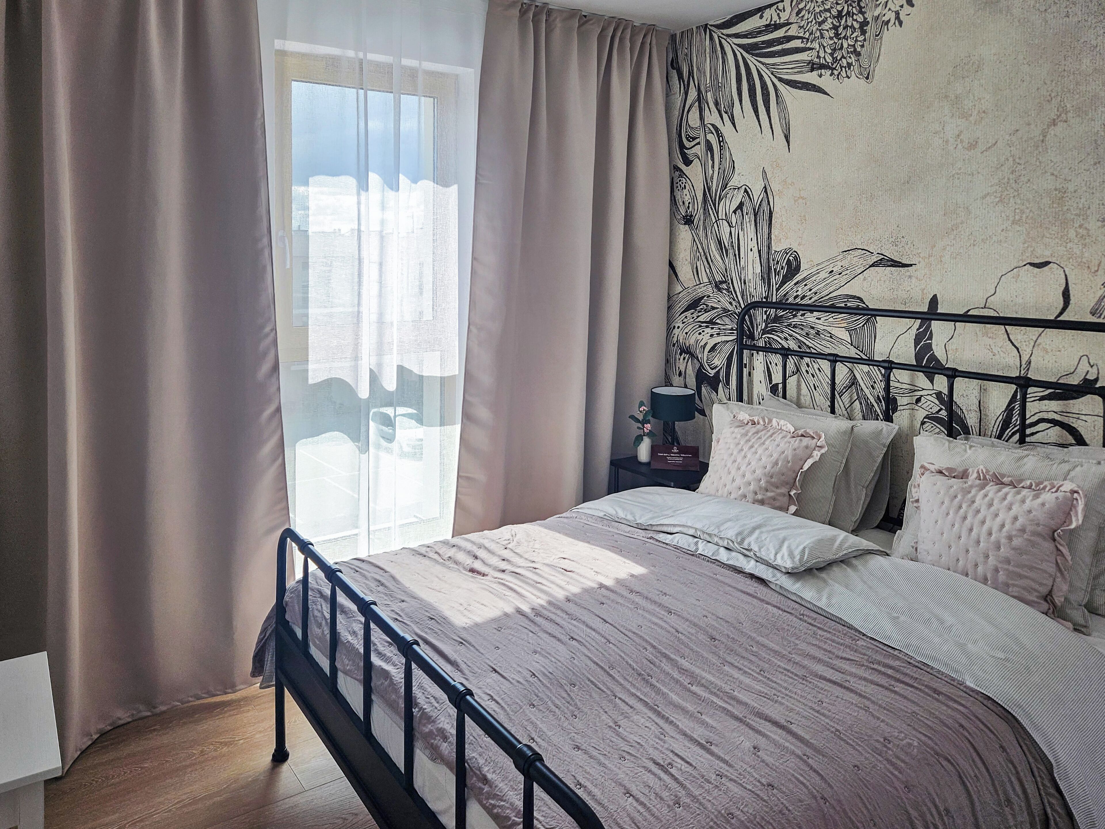 بديكورات فريدة لكل غرفة وطراز فريد لكل وحدة ومكواة/لوح كي