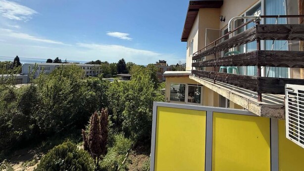 A modern building with a balcony, surrounded by greenery and a clear sky. - Oceonviev Retreat (Varna)