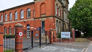 A brick building with a reception area and a sign indicating Queen's Hospital is closed. - For Students Only Queen's Hospital Close near Birmingham City Centre (Birmingham)