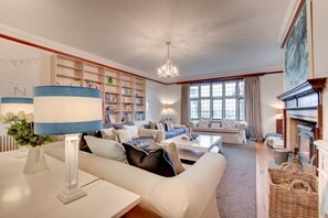 Smart TV, fireplace - Luxurious apartment at Pickwell Manor with large amount of space for 9 people (Georgeham)