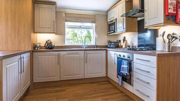 Réfrigérateur, four, plaque de cuisson, grille-pain