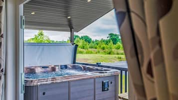Indoor spa tub