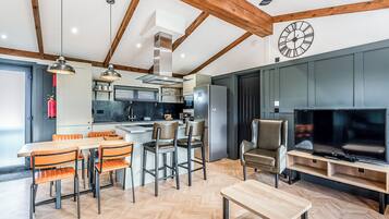 Fridge, oven, stovetop, dishwasher