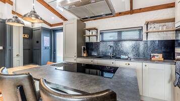 Réfrigérateur, four, plaque de cuisson, lave-vaisselle