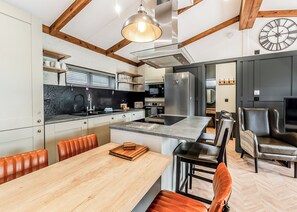 Fridge, oven, stovetop, dishwasher