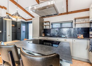 Fridge, oven, stovetop, dishwasher