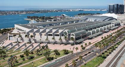 Walk to Gaslamp Quarter + Rooftop Pool & Dining