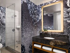Een douche, een haardroger, handdoeken