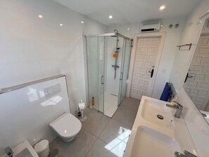 Shower, hair dryer, bidet, towels