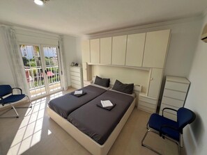 5 bedrooms, iron/ironing board