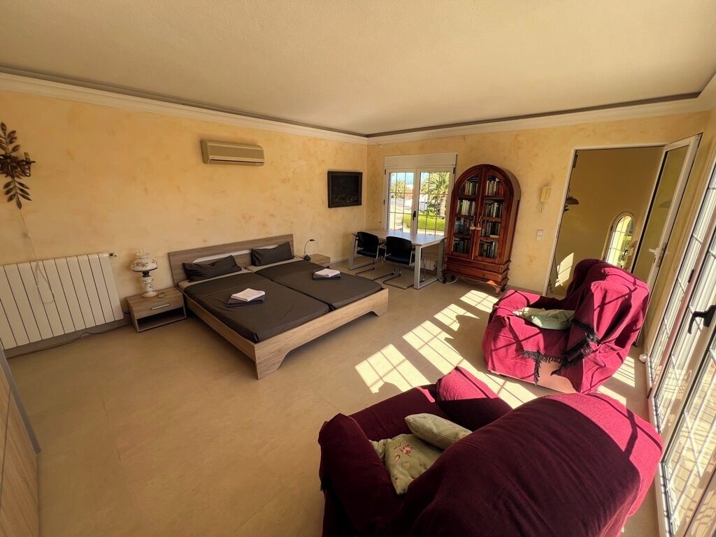 5 bedrooms, iron/ironing board