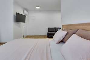 4 bedrooms, free cribs/infant beds, bed sheets