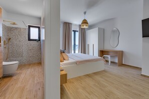 4 bedrooms, free cots/infant beds, bed sheets