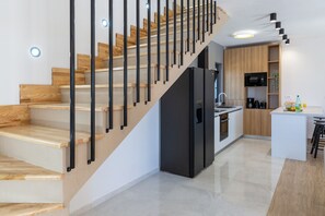 Mikrowelle, Geschirrspüler, Wasserkocher mit Kaffee-/Teezubehör